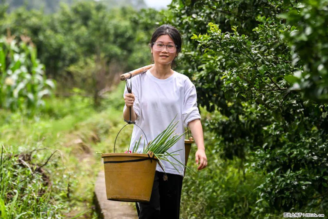 全网追的“扁担女孩”,找了一份暑假工,时薪12元 - 克拉玛依生活资讯 - 克拉玛依28生活网 klmy.28life.com