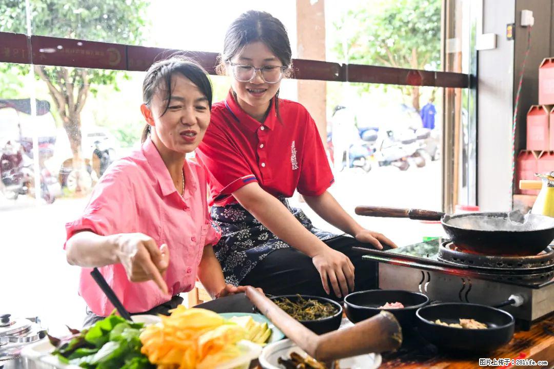 全网追的“扁担女孩”,找了一份暑假工,时薪12元 - 克拉玛依生活资讯 - 克拉玛依28生活网 klmy.28life.com