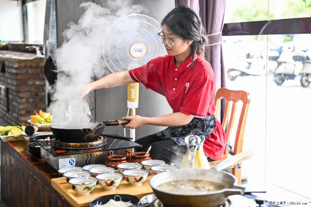全网追的“扁担女孩”,找了一份暑假工,时薪12元 - 克拉玛依生活资讯 - 克拉玛依28生活网 klmy.28life.com